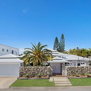  Holiday home Coastal Elegance